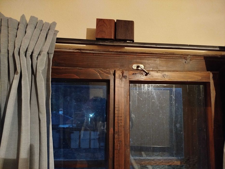 Дървена дограма с двойни прозорци, без каси, преграда за тераса.