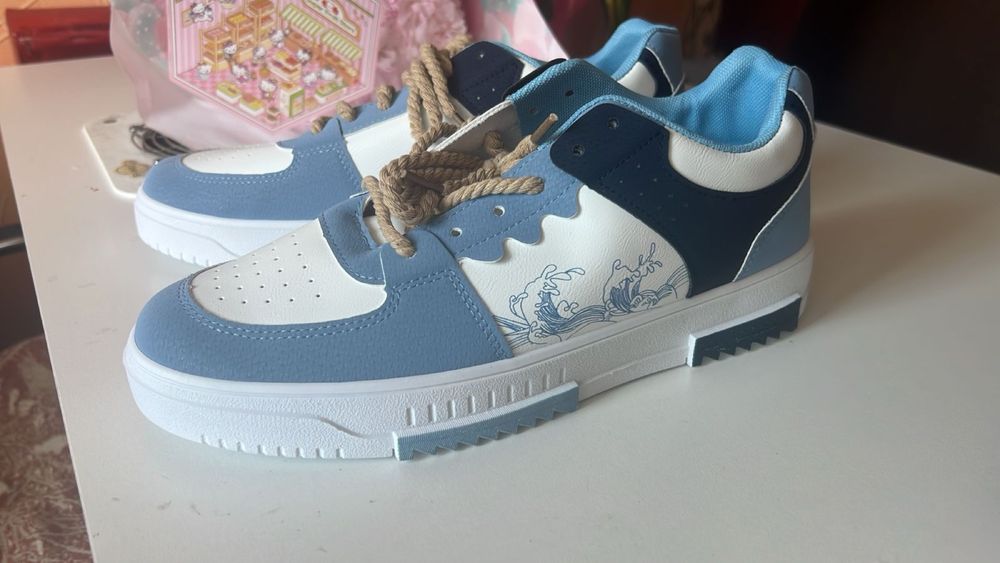 Продам новые кроссовки