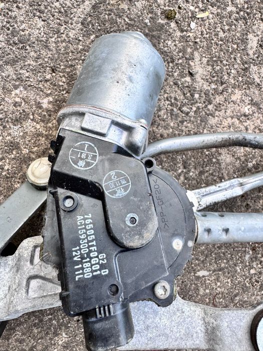 Продавам механизъм с моторче за предни чистачки – Honda Jazz 2010