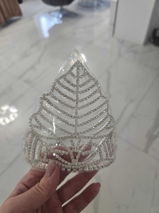 Корона, тиари, диадеми