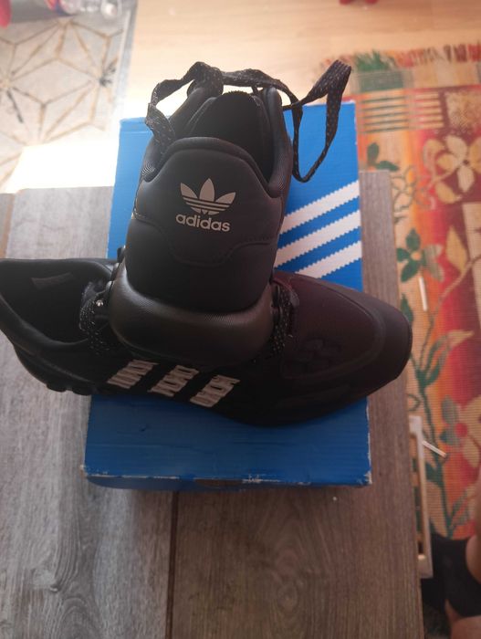 Оригинални обувки adidas.