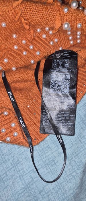 Guess късо пуловерче