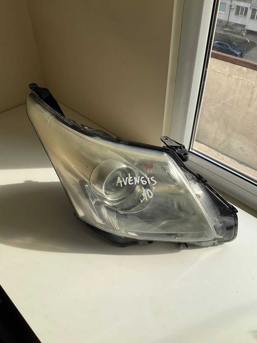Десен ксенонов фар за Toyota Avensis