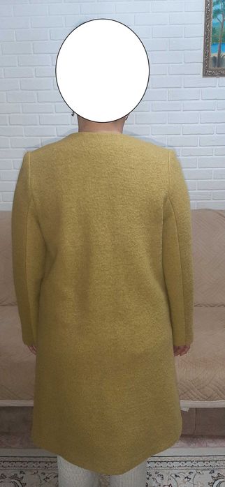 Женское пальто оливкового цвета