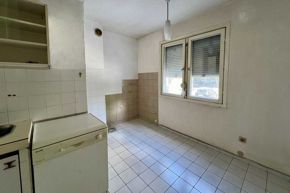 Продава се Четиристаен апартамент в Стара Загора, Център - 97 кв.м за 959 €/кв.м - Снимка #3