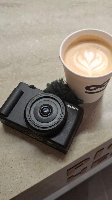 Sony ZV-1F vlogging camera + SD карта