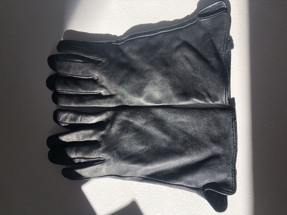 Manusi negre de piele