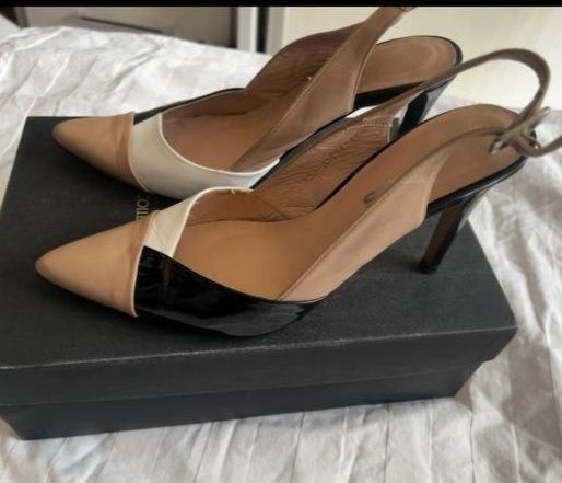 Аёллар оёк кийими