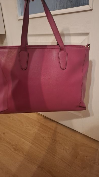 Дамска чанта на GUESS