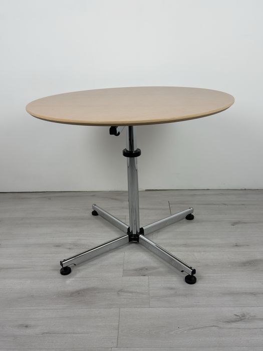 Кръгла маса USM kitos  впечатлява като елегантна функционална;