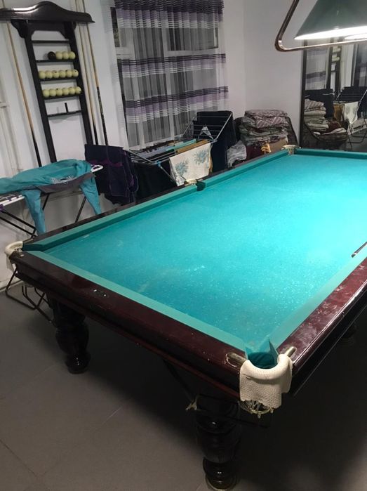 Бильярдный стол для игры в бильярд