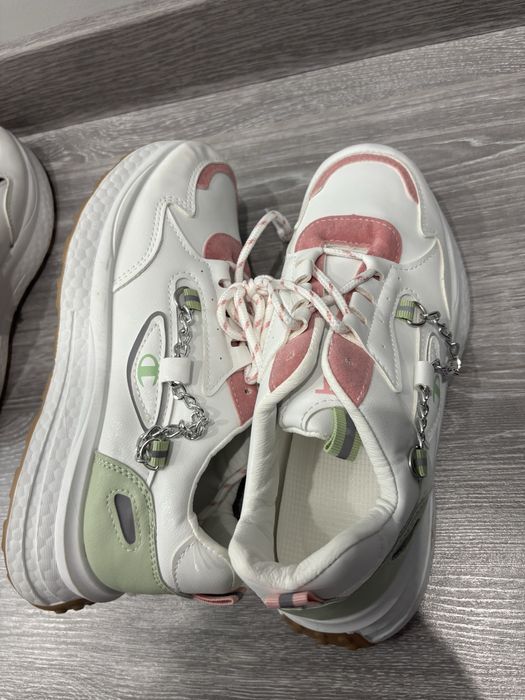 Продам новые кроссовки