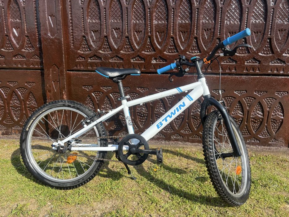 Bicicleta B-Twin cu roti pe 20 inch