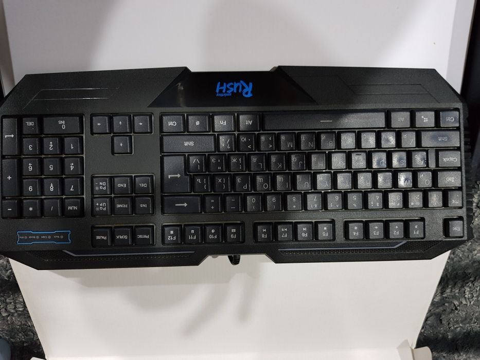 Клавиатура игровая, проводная с подсветкой.