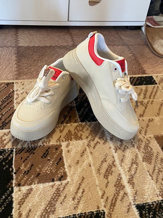 Продам женские кроссовки