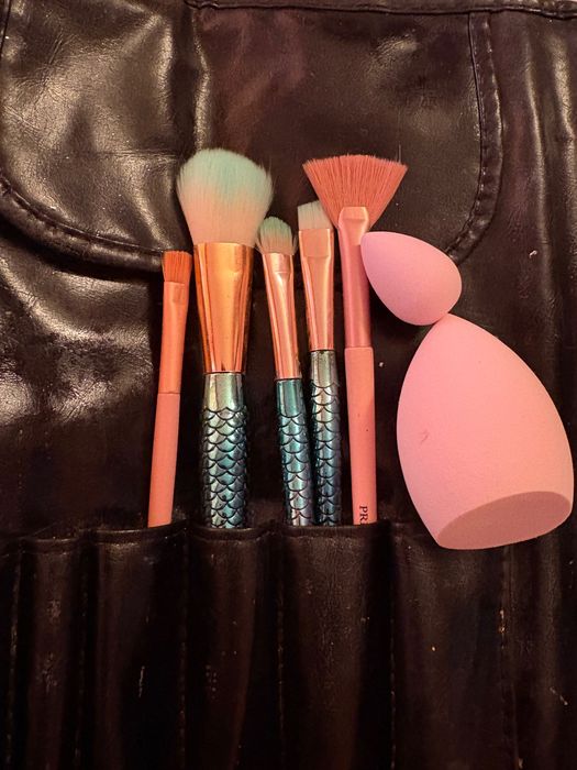 Сет козметика Essence,Chanel,четки за грим