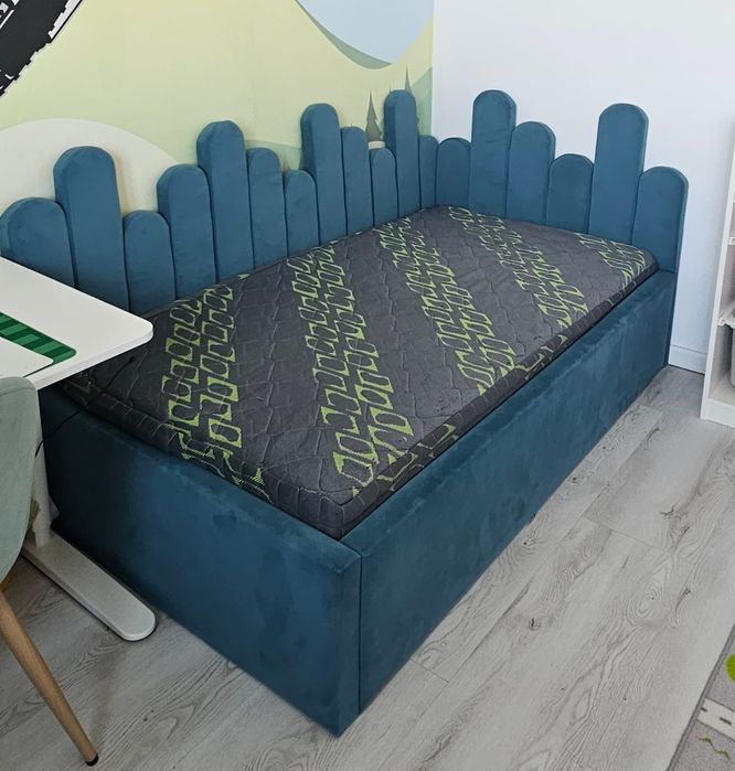 Pat tapițat cu saltea inclusa