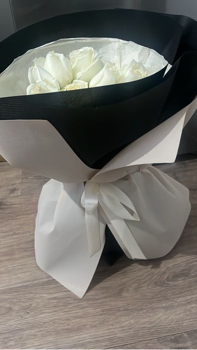 Продам букет белых роз 13шт