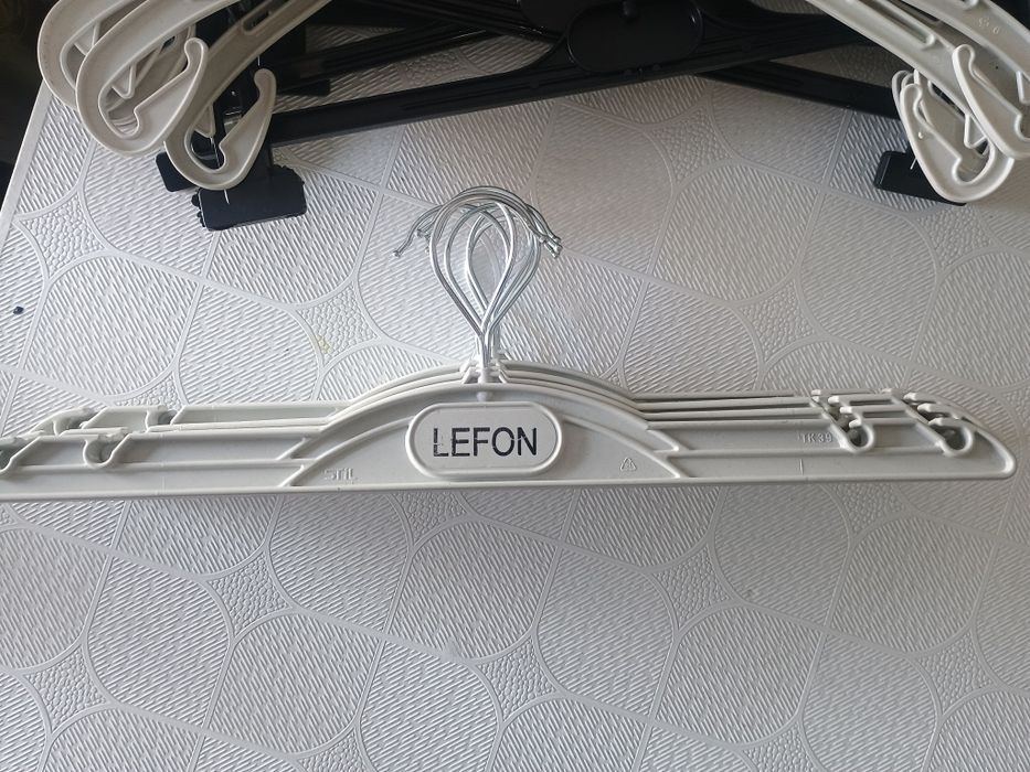 Вешала белые для одежды.