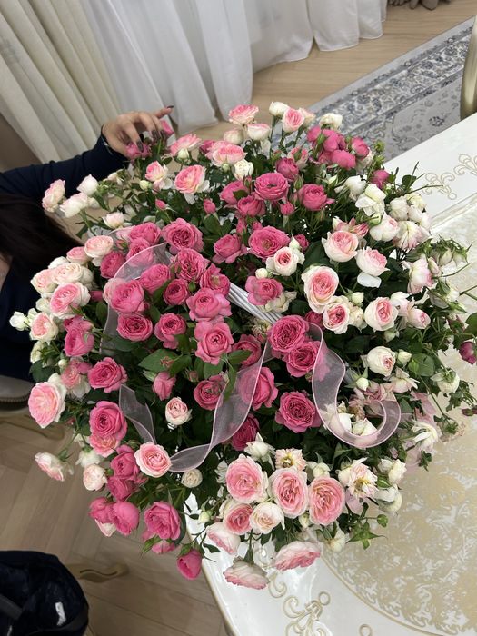 кустовые розы с корзинкой