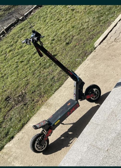 Vând trotineta kukirin g2