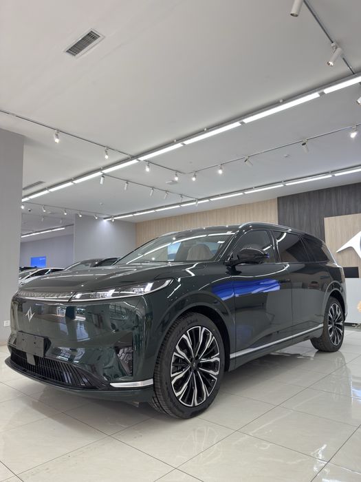 Dongfeng 008 Restylning 202 km Gibrid ofitsalni avto salon