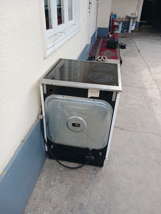 Продаётся электро плита с духовкой.