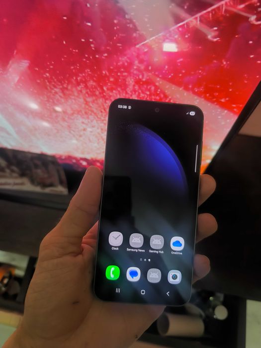 Telefonul Samsung Galaxy S23 Fe arată impecabil, bateria ține mult și este complet nou. Prețul este de 1300 lei, iar prețul este fix.