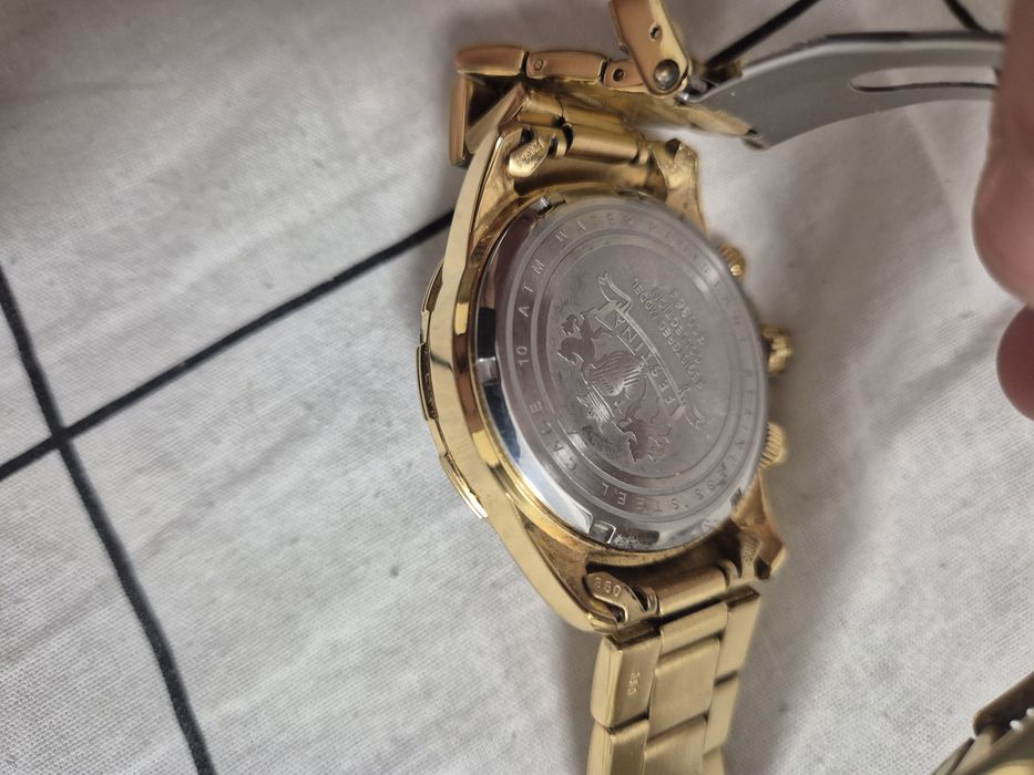 Vând doua ceasuri Festina originale .. la primul dețin și cutia,funcționează perfect, rezistent la apa(100m adancime) mai multe detalii in privat