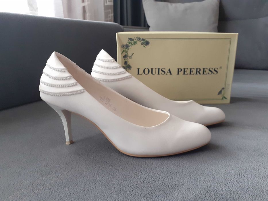 Продам белые туфли