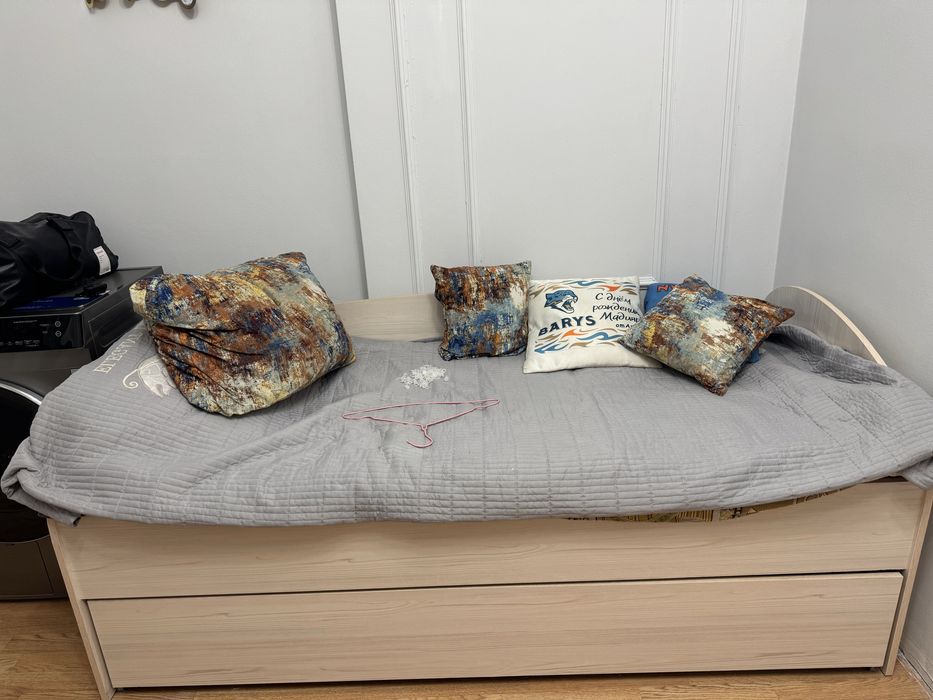 Шкаф, стол  и кровать