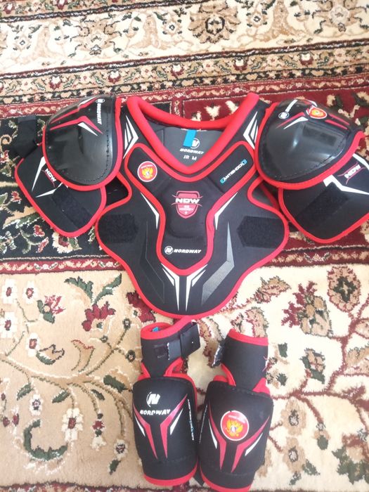 Продам хорошую хоккейную экипировку!