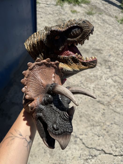 Динозавры одеваются на руку