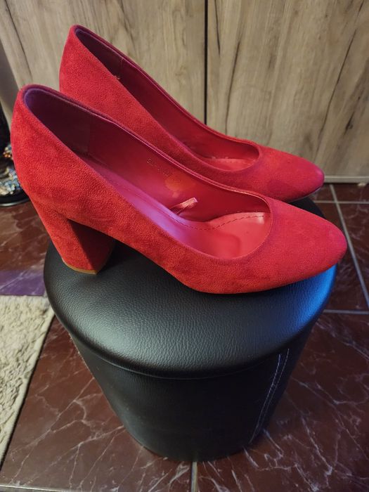 Продавам червени обувки от естествен велур