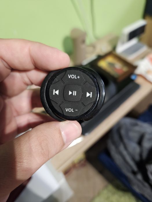 Controler wireless Bluetooth pentru volan auto 20lei