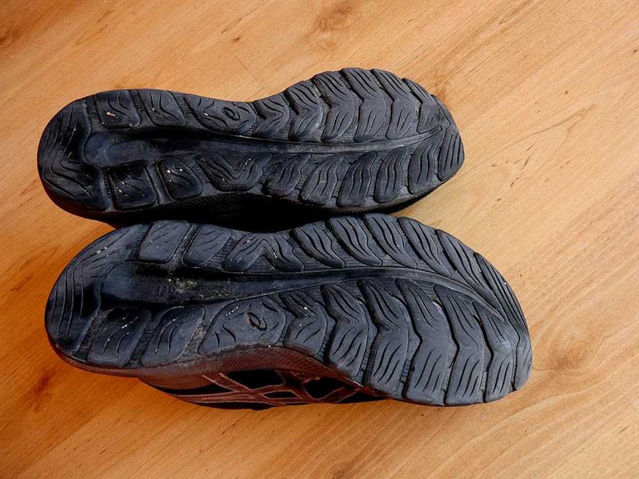 продавам дамски маратонки asics excite9,номер 37 в черно