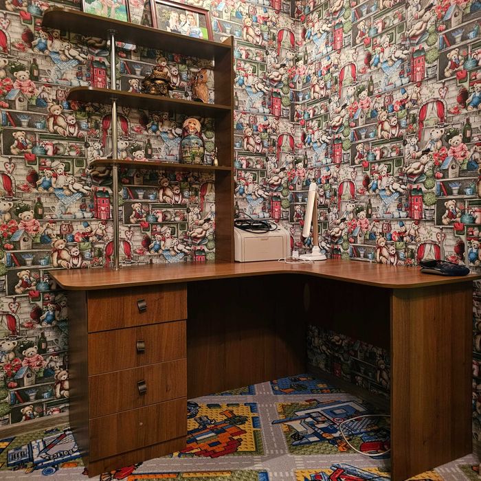 Стол письменный с полками