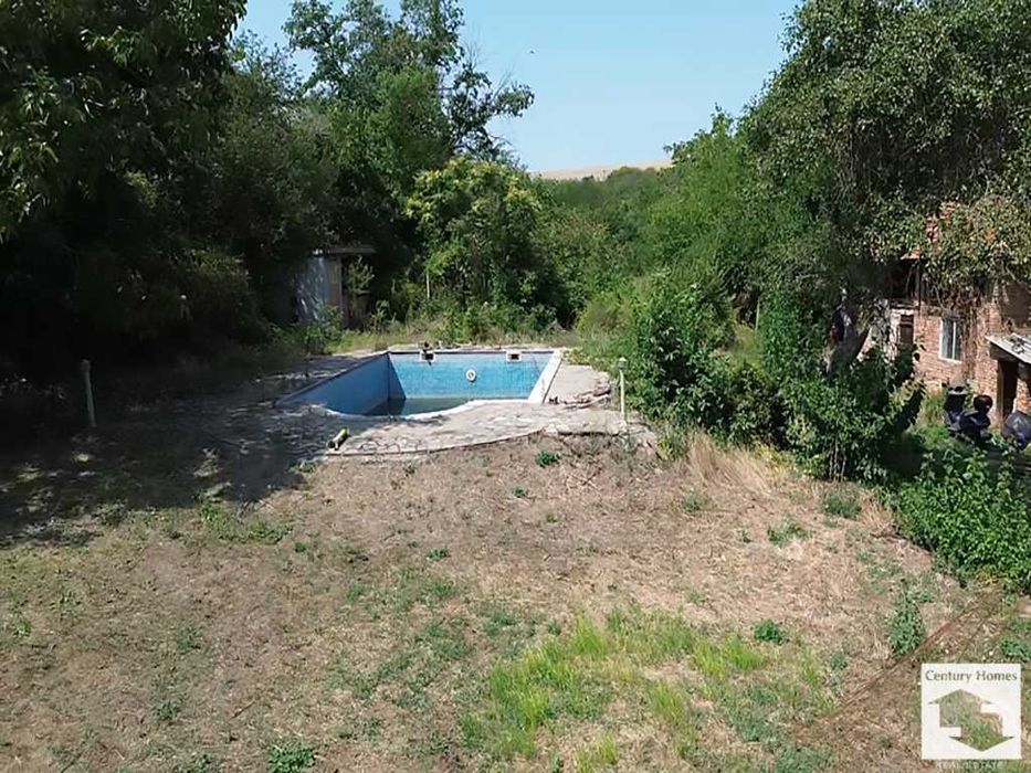 190026 Просторна триетажна къща с голям двор в село Караманово
