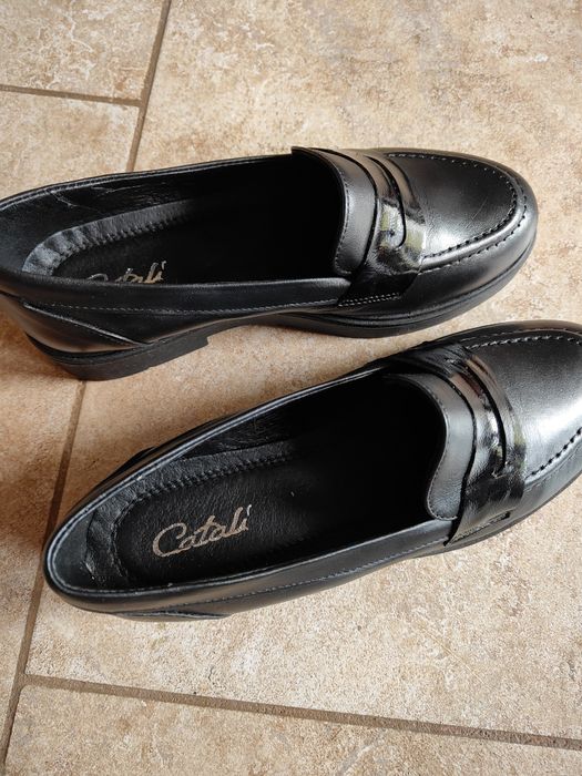 Vând pantofi femei noi.