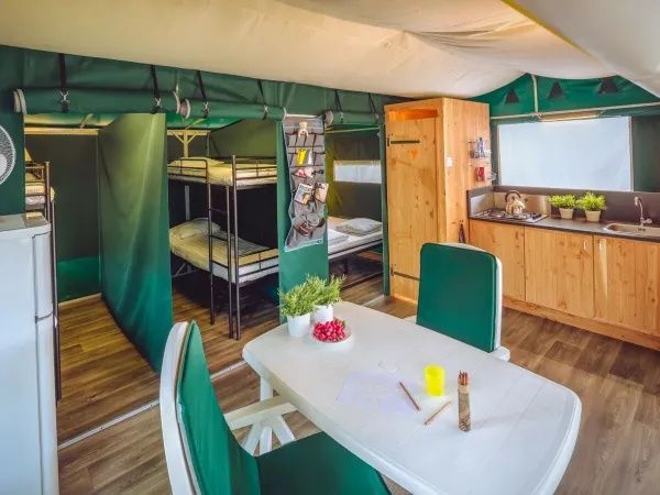 Бунгало от метална конструкция, венил и декинг