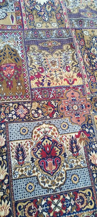 Продава се тип персйски килим размери245 на390см.цена600лв