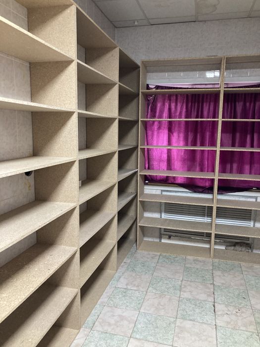 Ресепшен, стеллажи.