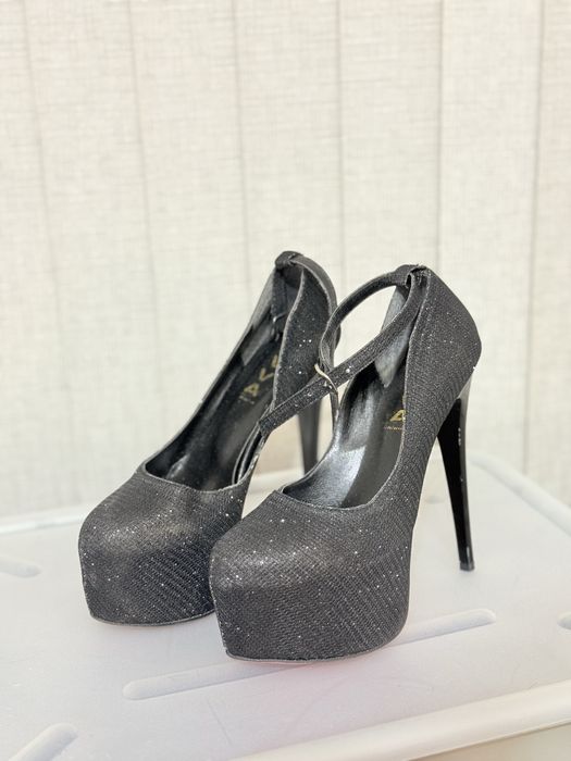 Ефектни обувки на висок ток и чанта