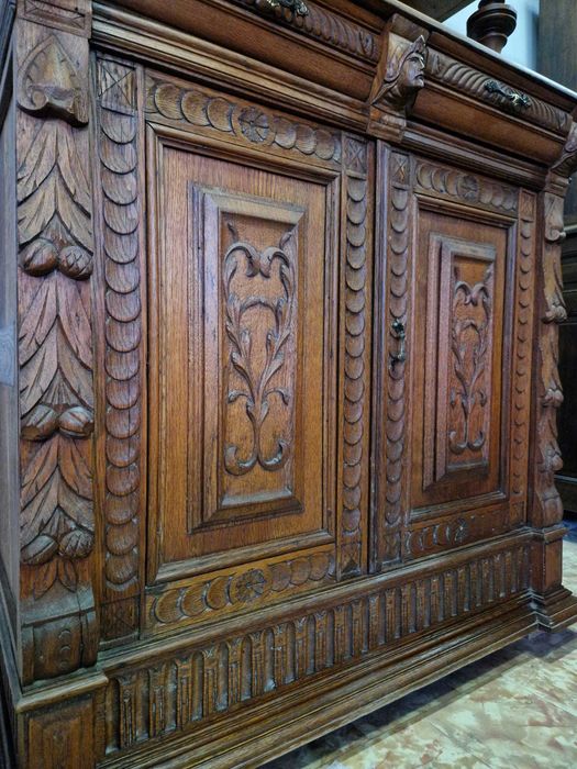 Разкошен Ръчно Резбован Дъбов Бюфет С Цветен Витраж