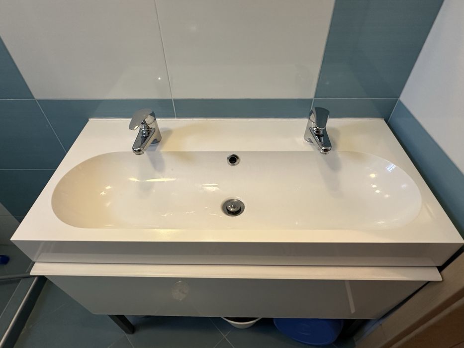 Мивка за баня с два смесителя