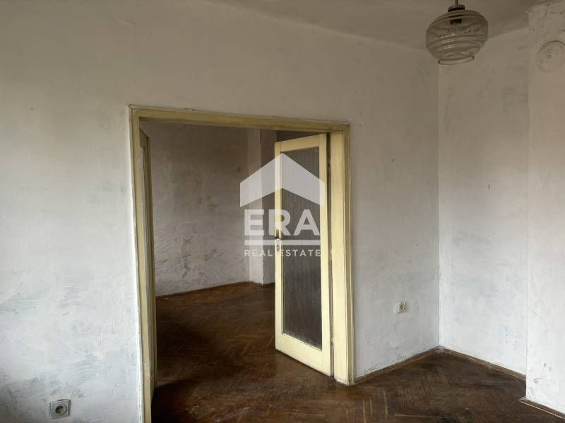 Продава се Четиристаен апартамент в Варна, Център - 100 кв.м за 2430 €/кв.м - Снимка #4