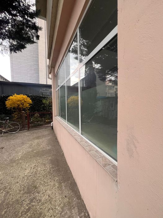 Vand tamplarie de aluminiu cu geam termopan.