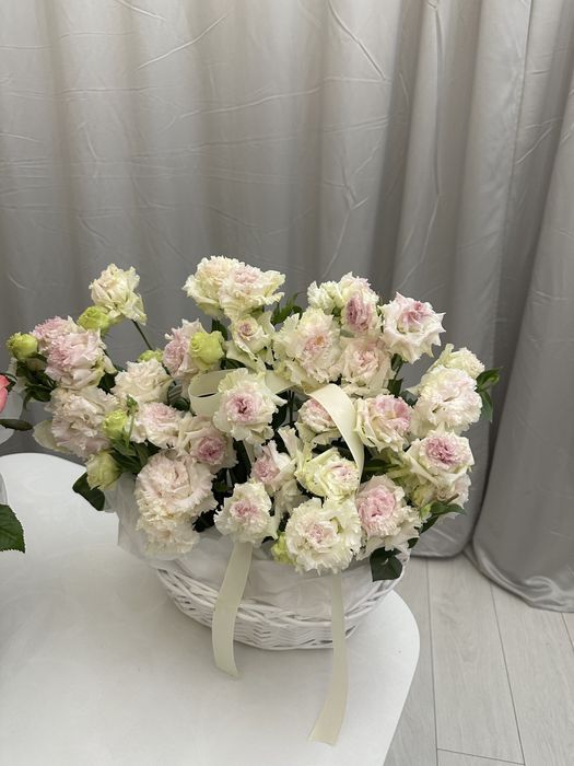 Корзинка роз эустома