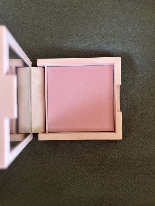 Kylie Jenner blush powder