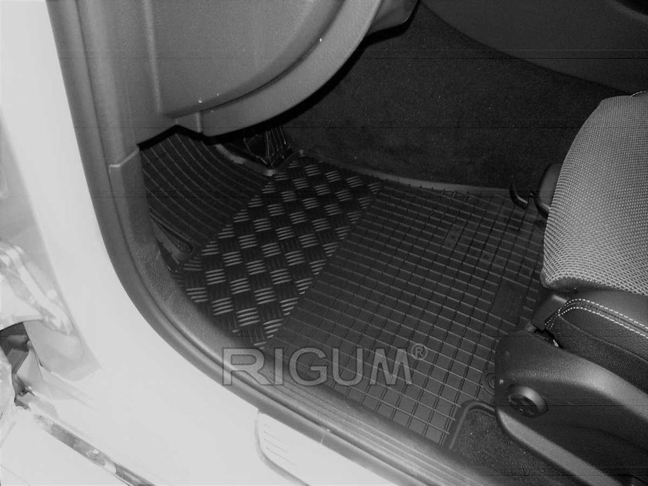 Гумени стелки или багажник MERCEDES C W205 S205 от 2013 до 2021 г.